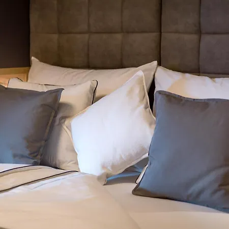 Daire Van's Place, Luxury