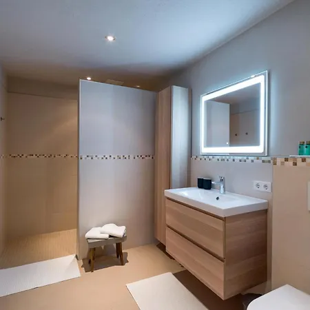 Daire Van's Place, Luxury